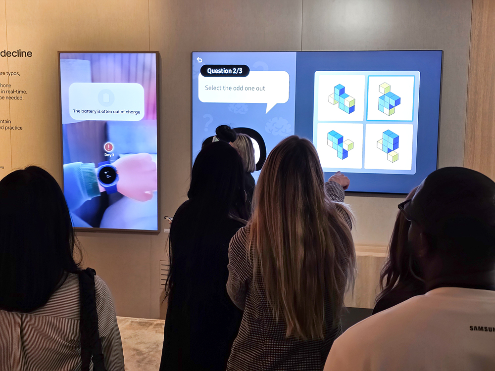 삼성헬스 인지 저하 감지 기능을 시연하고 있다.