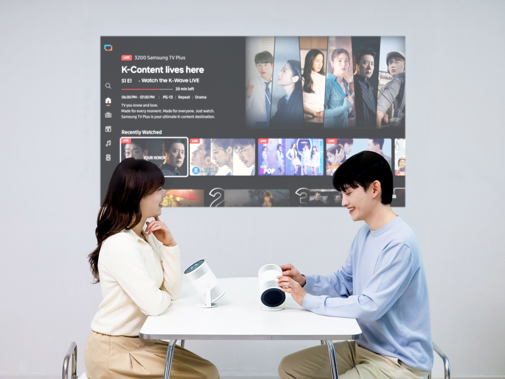 삼성전자 모델이 AI 포터블 프로젝터 프리스타일+를 소개하는 모습.