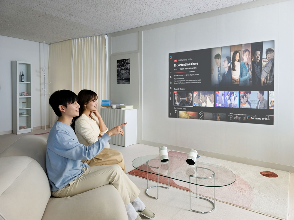 삼성전자 모델이 혁신적인 AI 포터블 프로젝터 프리스타일+를 사용하고 있는 모습.