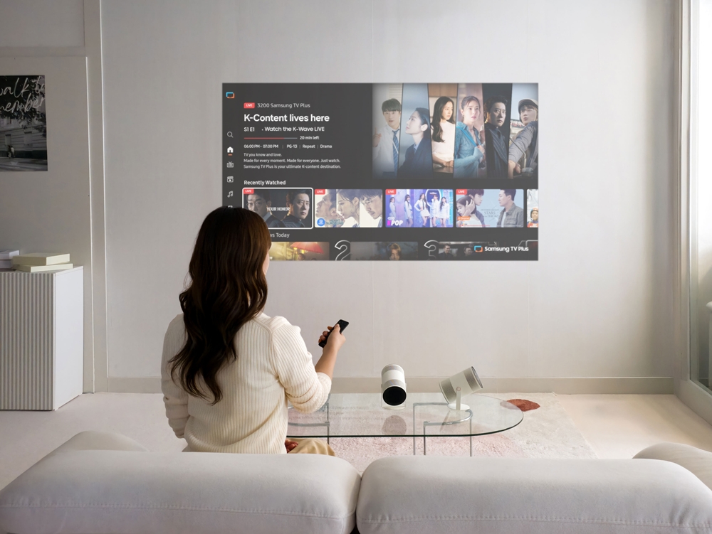 삼성전자 모델이 혁신적인 AI 포터블 프로젝터 프리스타일+를 소개하고 있다.