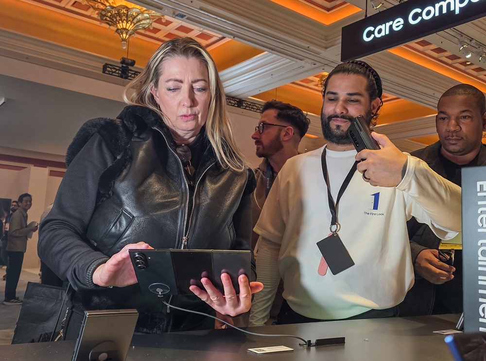 관람객이 미국 라스베이거스에서 열리는 세계 최대 전자 전시회 'CES 2026'에 마련된 윈호텔 삼성전자 단독 전시관에서 삼성전자 '갤럭시 Z 트라이폴드'를 구경하고 있다.