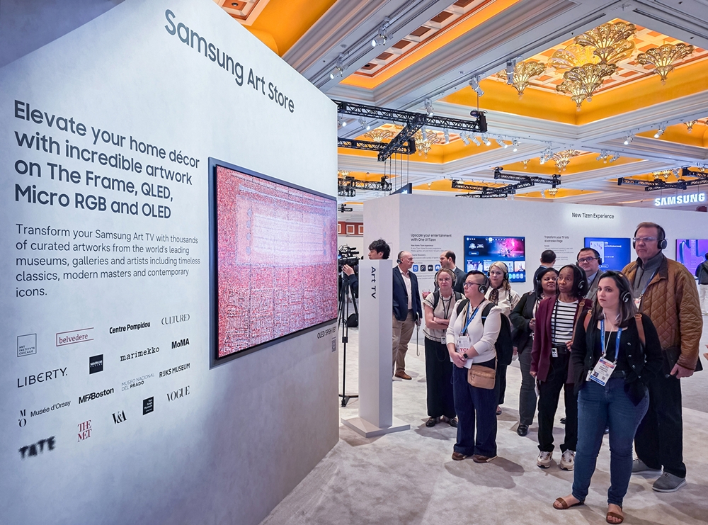 관람객이 미국 라스베이거스에서 열리는 세계 최대 전자 전시회 'CES 2026'에 마련된 윈호텔 삼성전자 단독 전시관에서 삼성전자 OLED 'S95H'를 구경하고 있다.