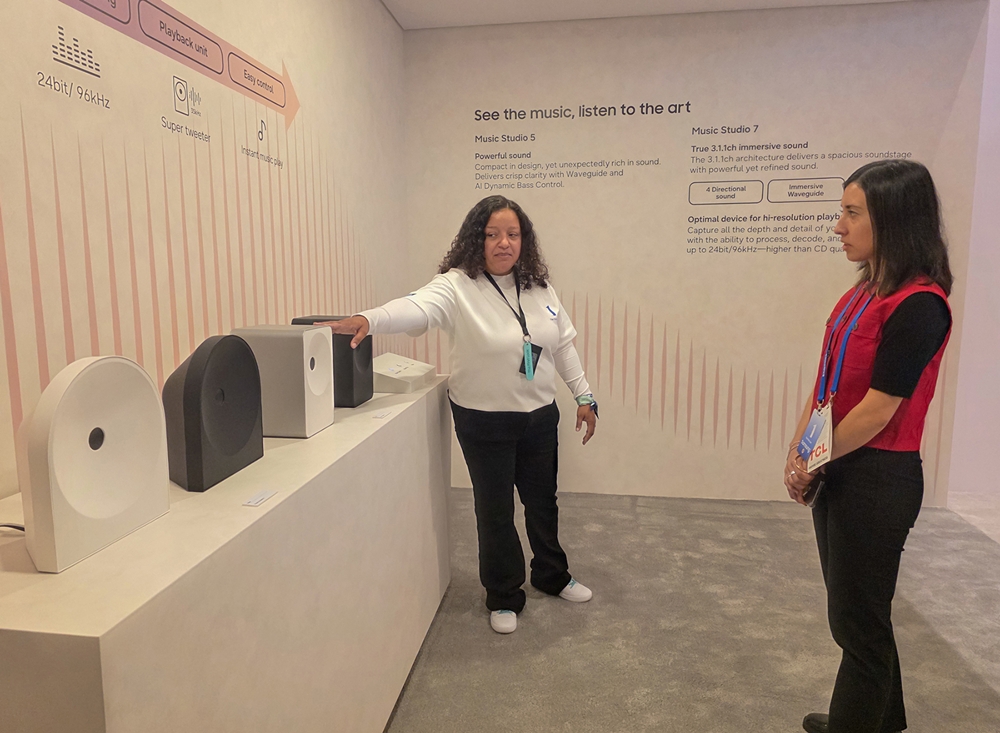 관람객이 미국 라스베이거스에서 열리는 세계 최대 전자 전시회 'CES 2026'에 마련된 윈호텔 삼성전자 단독 전시관에서 삼성전자 와이파이 스피커 '뮤직 스튜디오 5'를 구경하고 있다.