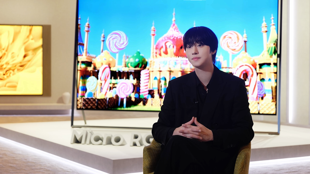 2026년 CES 최고 혁신상을 받은 130형 마이크로 RGB TV 앞에서 인터뷰 중인 안효섭.