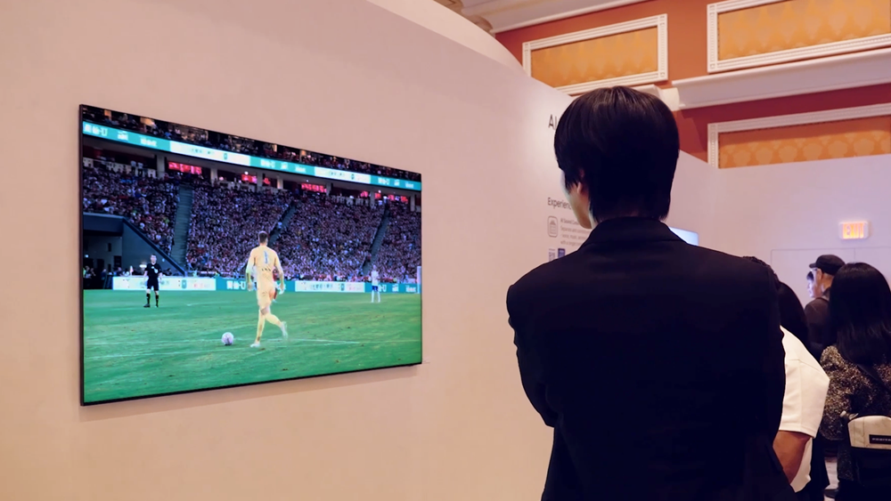평소 축구를 즐겨본다는 그는 화질과 음향을 최적화해주는 'AI 사커 모드' 기능에 주목했다.
