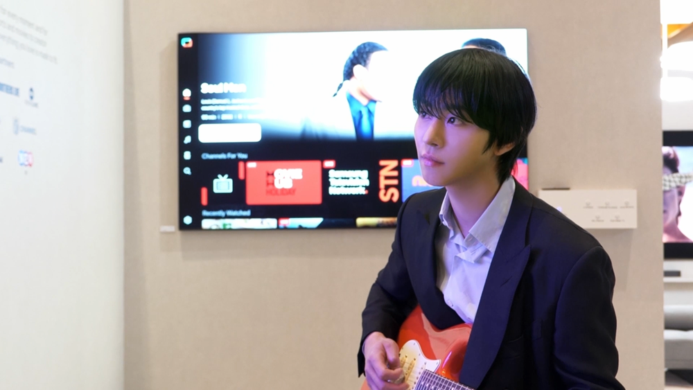 배우 안효섭이 26년형 TV에 도입되는 '펜더 플레이 TV' 앱으로 기타 연주를 선보이고 있다.   