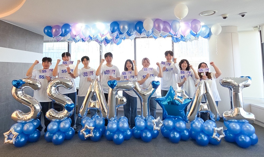 SSAFY 15기 교육생들이 ‘파이팅’을 외치며 기념 촬영을 하고 있다.