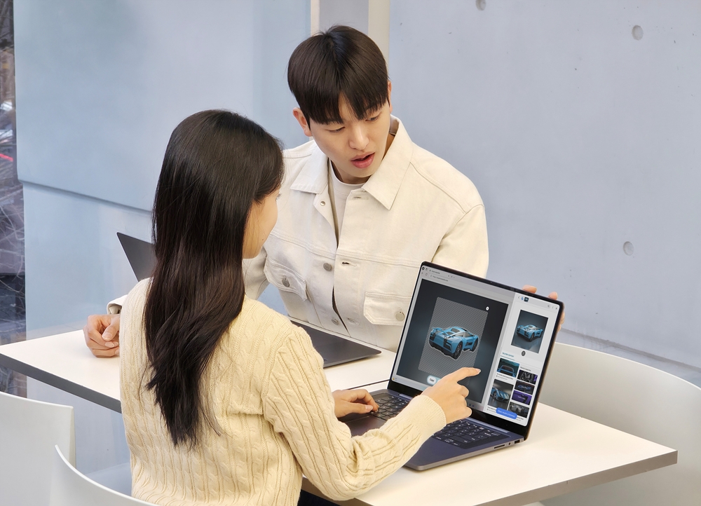 삼성전자 모델이 AI PC '갤럭시 북6 울트라'로 'AI 컷아웃' 기능을 사용해보고 있다.
