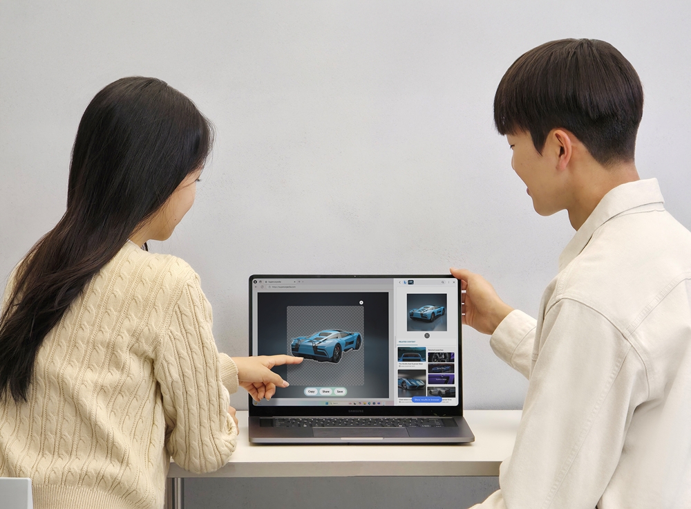 삼성전자 모델이 AI PC '갤럭시 북6 울트라'로 'AI 컷아웃' 기능을 사용해보는 모습.