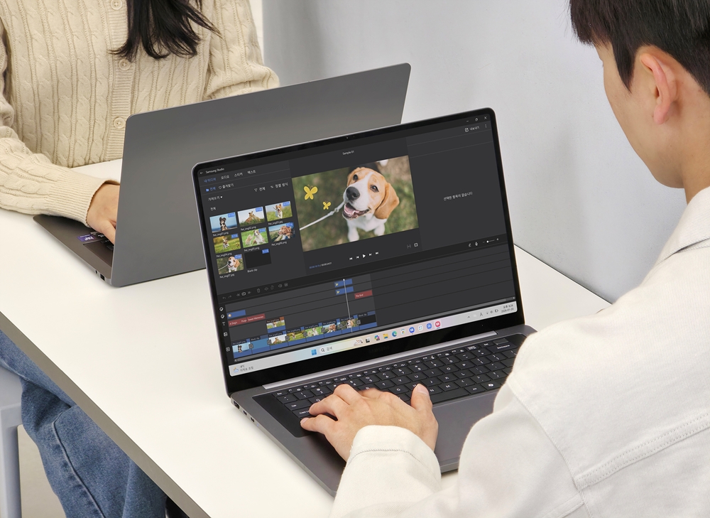 삼성전자 모델이 AI PC '갤럭시 북6 울트라'와 '갤럭시 북6 프로'로 고화질 영상을 편집하는 모습.
