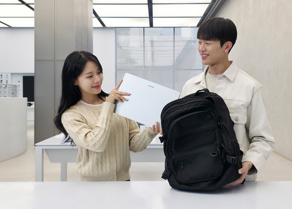 삼성전자 모델이 AI PC '갤럭시 북 6 프로'의 슬림하고 정교한 디자인을 경험하는 모습.