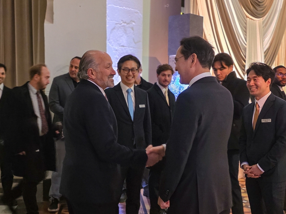 이재용 회장이 1월 28일(현지시간) 미국 워싱턴 D.C. 스미스소니언 예술산업관에서 열린 갈라 디너에서 하워드 러트닉 미국 상무부 장관을 만나 대화하고 있다.