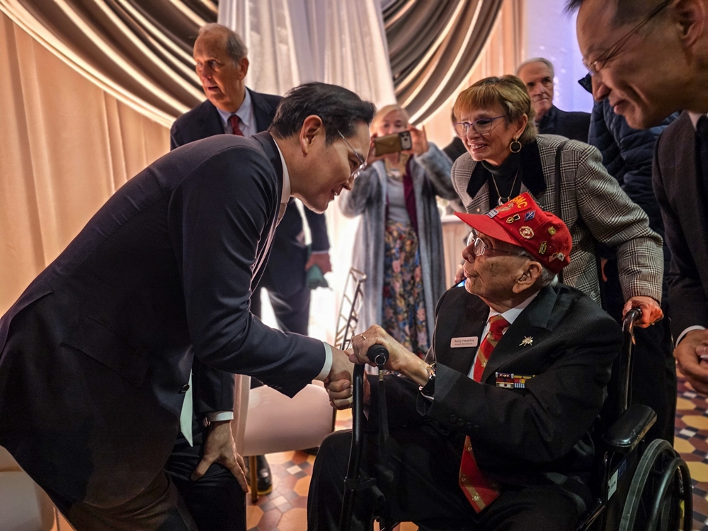 이재용 회장이 1월 28일(현지시간) 미국 워싱턴 D.C. 스미스소니언 예술산업관에서 열린 갈라 디너에서 6·25 참전용사를 만나 대화하고 있다.