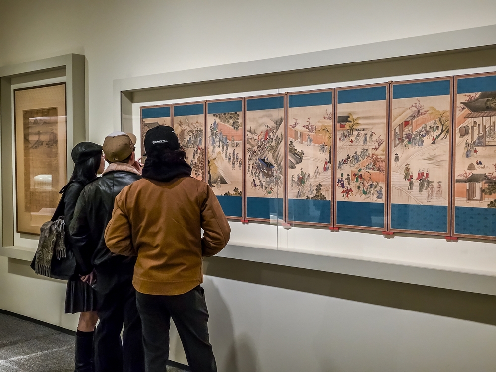 미국 워싱턴 D.C. 스미스소니언 국립아시아예술박물관에서 열리고 있는 이건희 컬렉션 해외 순회전에서 관람객들이 작품을 둘러보고 있다.