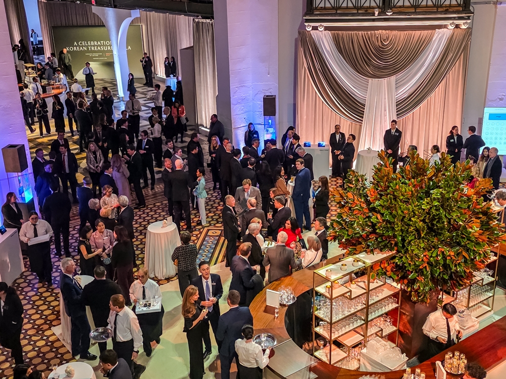 1월 28일(현지시간) 미국 워싱턴 D.C. 스미스소니언 예술산업관에서 열린 갈라 디너에서 참석자들이 담소를 나누고 있다.