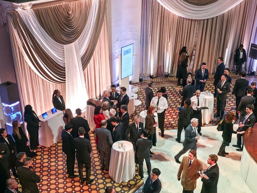 1월 28일(현지시간) 미국 워싱턴 D.C. 스미스소니언 예술산업관에서 열린 갈라 디너에서 참석자들이 담소를 나누고 있다.