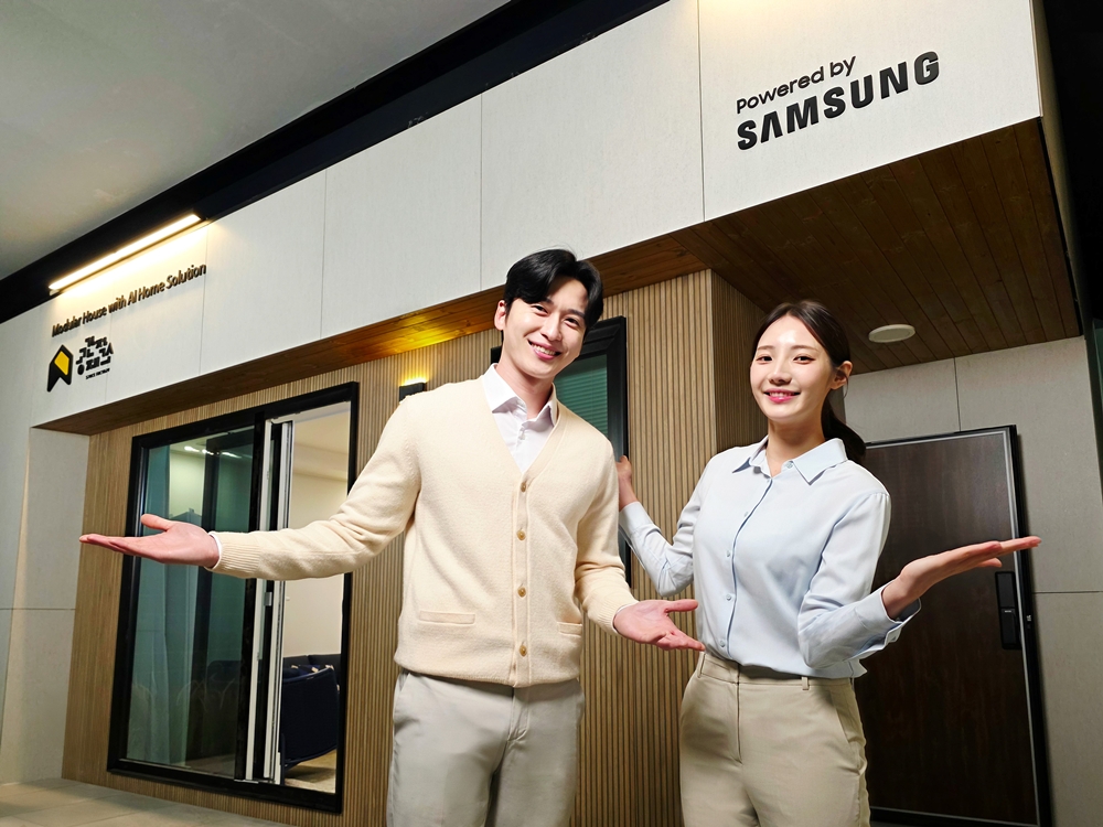 삼성전자 모델이 4일부터 7일까지 일산 킨텍스에서 열리는 국내 최대 건축박람회 '2026 코리아빌드위크'에서 삼성전자 AI 홈 기반 '모듈러 홈 솔루션'을 소개하고 있는 모습.