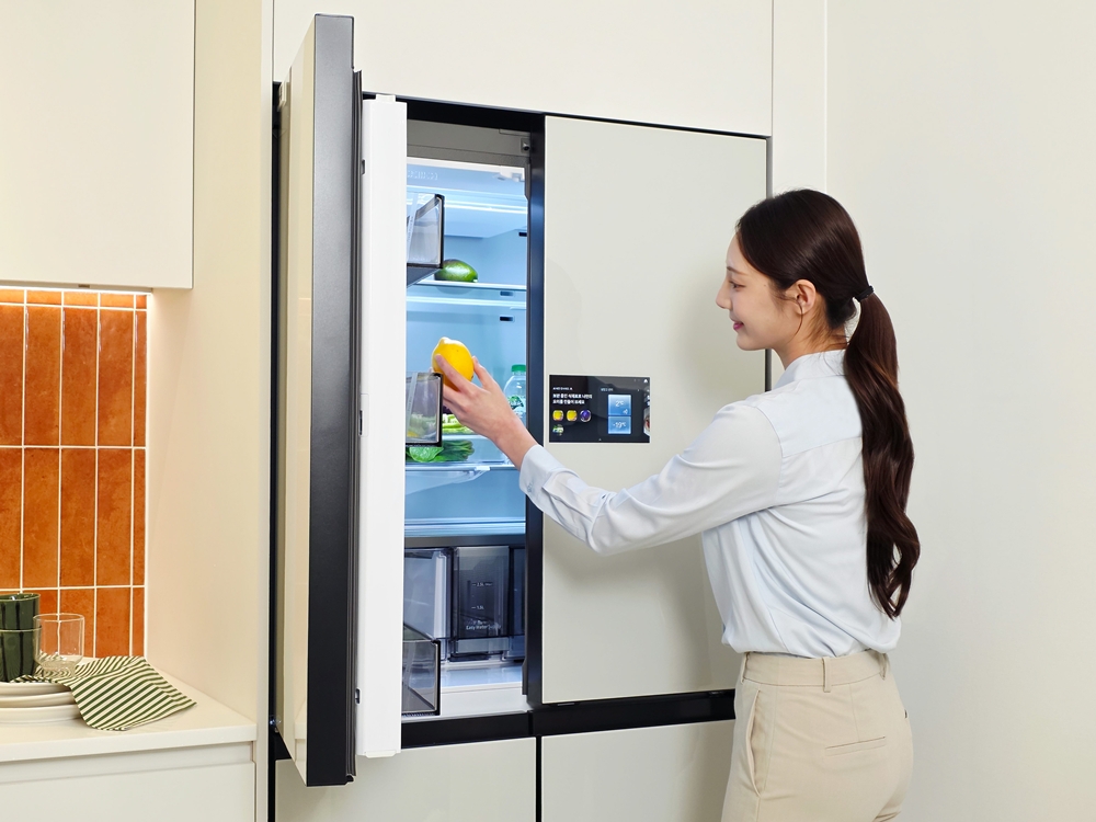 4일부터 7일까지 일산 킨텍스에서 열리는 국내 최대 건축박람회 '2026 코리아빌드위크'에서 삼성전자 AI 홈 기반 '모듈러 홈 솔루션'을 소개하고 있는 삼성전자 모델 모습.
