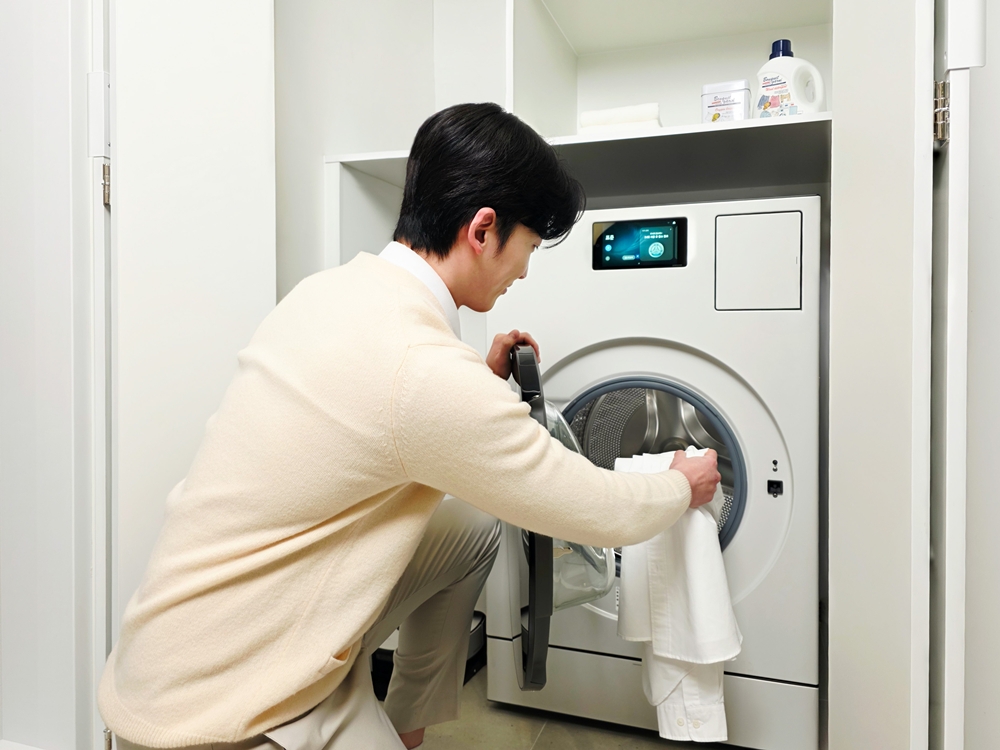 삼성전자 모델이 4일부터 7일까지 일산 킨텍스에서 열리는 국내 최대 건축박람회 '2026 코리아빌드위크'에서 삼성전자 AI 홈 기반 '모듈러 홈 솔루션'을 소개하고 있다.
