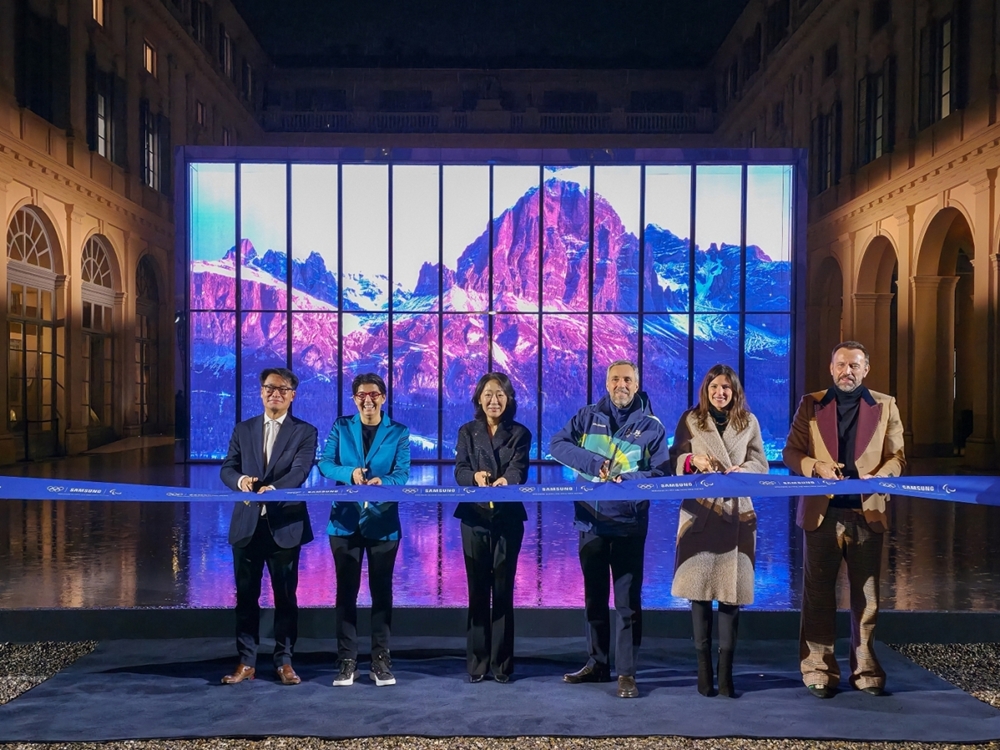 삼성하우스 개관식 (왼쪽부터) 성일경 삼성전자 유럽총괄, 앤 소피 부마드 IOC TV 및 마케팅 서비스 부문 총괄, 최승은 삼성전자 모바일 마케팅 센터장, 안드레아 바르니에 2026 밀라노 코르티나 동계올림픽 조직위원회 CEO, 페데리카 피키 롬바르디아주 청소년·스포츠 담당 차관, 마우로 포르치니 삼성전자 DX부문 CDO.