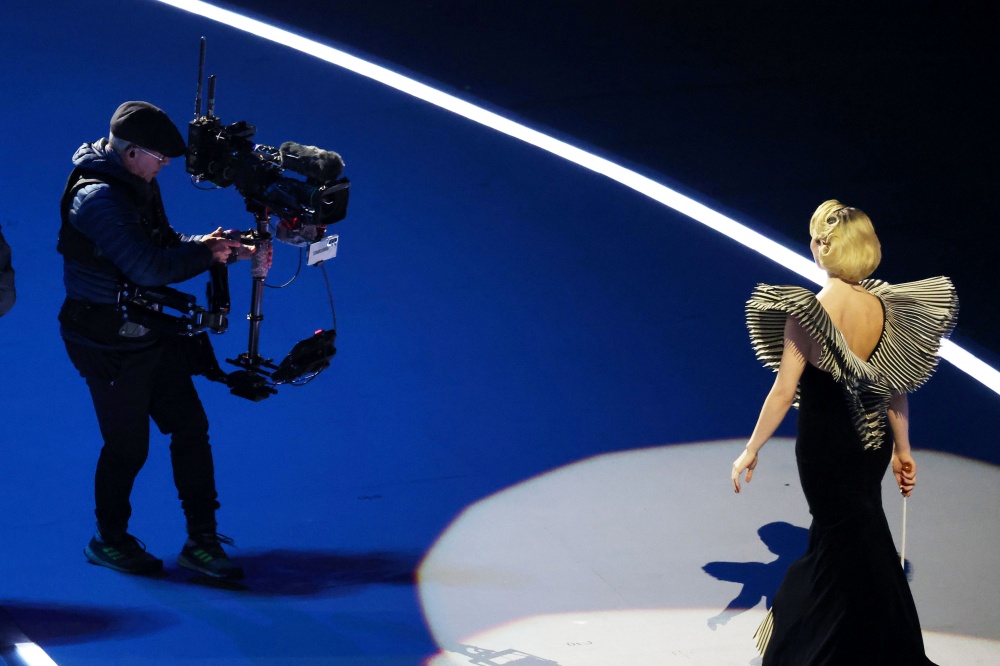 2026 밀라노 코르티나 동계올림픽 개막식이 펼쳐진 밀라노 산 시로 올림픽 스타디움에서 ‘갤럭시 S25 울트라’가 행사를 촬영하는 모습 2.