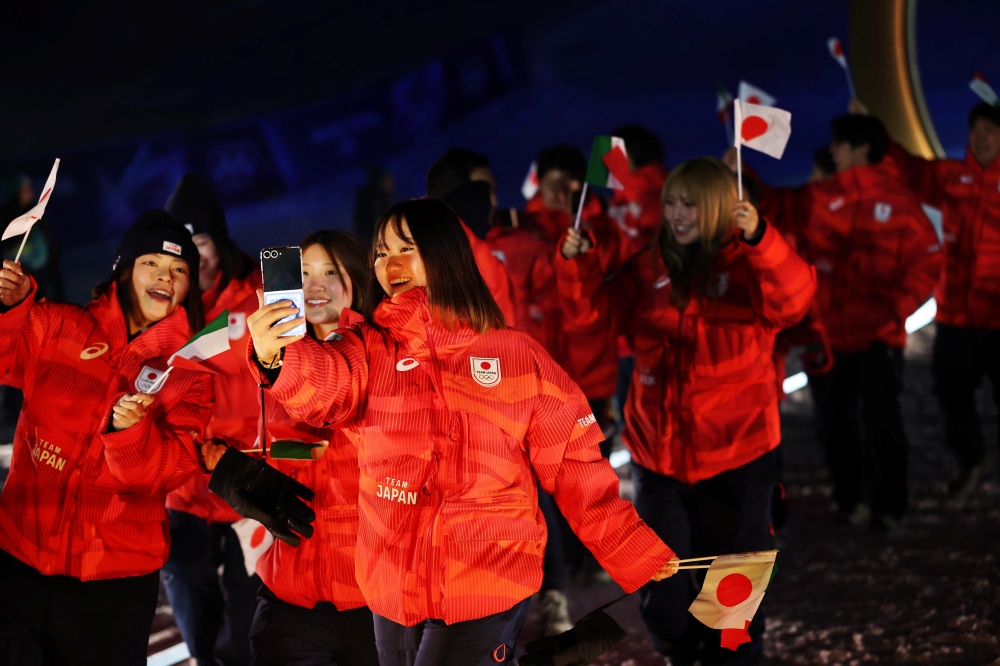 ‘갤럭시 Z 플립7 올림픽 에디션’으로 2026 밀라노 코르티나 동계올림픽 개막식 현장의 분위기를 만끽하고 있는 선수들 (출처: 게티 이미지) 4.