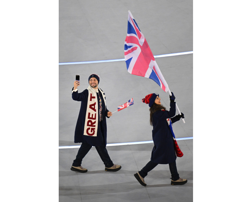 ‘갤럭시 Z 플립7 올림픽 에디션’으로 2026 밀라노 코르티나 동계올림픽 개막식 현장의 분위기를 만끽하고 있는 선수들 (출처: 게티 이미지).