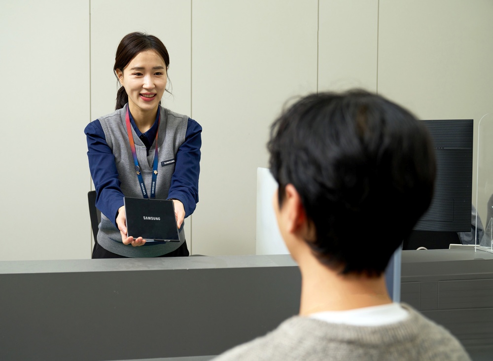삼성전자서비스 엔지니어가 서비스를 제공하는 모습