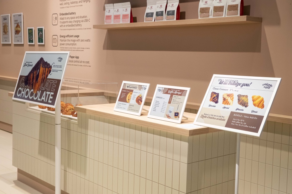 ▲ 13형, 20형, 32형 등 다양한 크기로 전시된 삼성 컬러 이페이퍼.