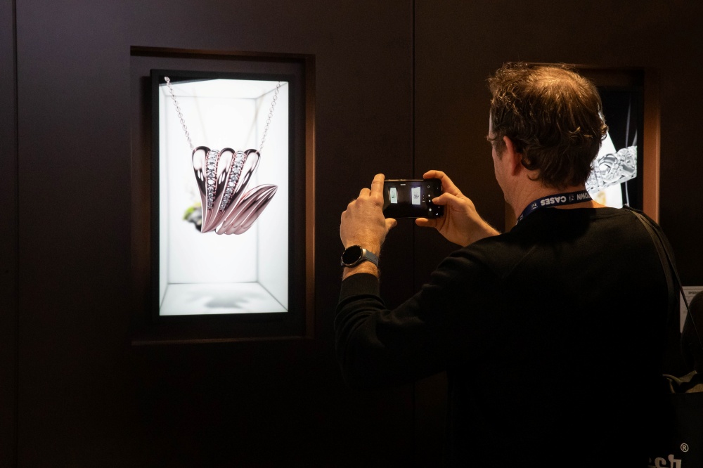 ▲ 32형 스페이셜 사이니지를 통해 구현되는 생생한 3D 비주얼을 직접 체험하고 있는 관람객