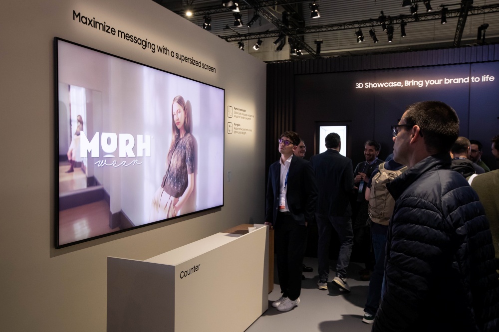 ▲ 115형 'QHFX'는 주변 조명이나 햇빛에 의한 빛 반사를 최소화하는 눈부심 방지 기술을 적용해 시인성이 중요한 실내 공간 어디서든 선명한 고화질 콘텐츠를 제공한다.