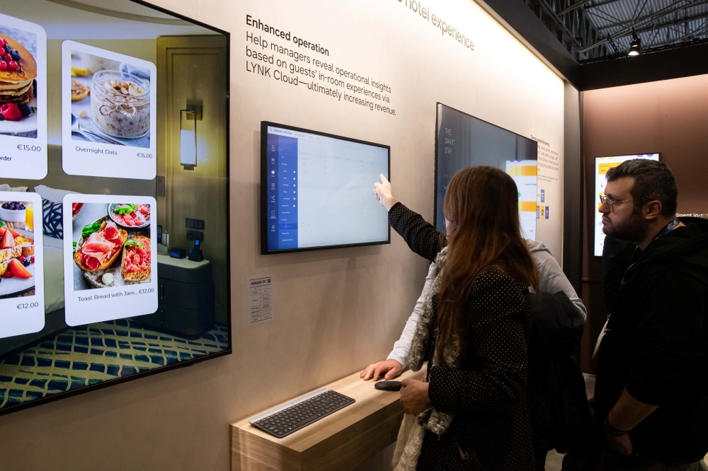 ▲ 호텔 관리자는 링크 클라우드를 통해 효율적인 기기 관리는 물론, 객실TV를 통한 새로운 부가가치 창출도 가능하다.