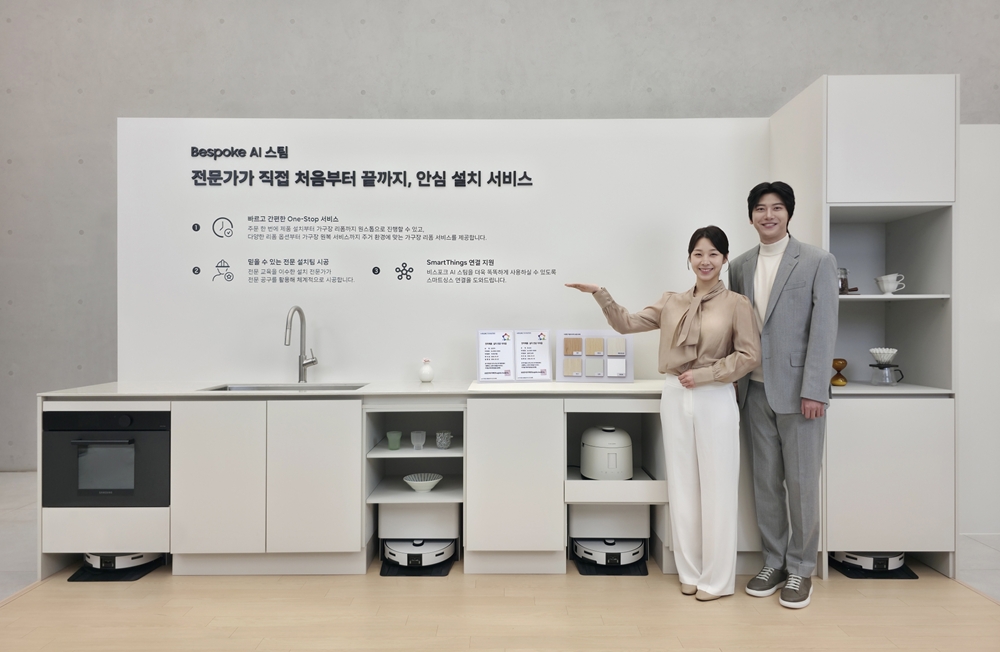 삼성전자 모델이 2026년형 '비스포크 AI 스팀' 로봇청소기를 소개하는 모습.