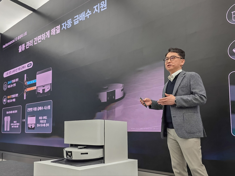 삼성전자 가전사업부 문종승 부사장이 삼성 강남에서 한국 가정에 최적화된 2026년형 '비스포크 AI 스팀' 로봇청소기의 특장점을 소개하고 있다. 
