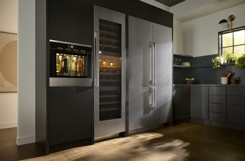 데이코의 와인 셀러와 와인 디스펜서 라이프스타일 이미지.
