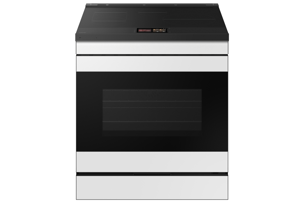 상단 쿡탑과 하단 오븐을 결합한 비스포크 슬라이드인 인덕션 레인지.