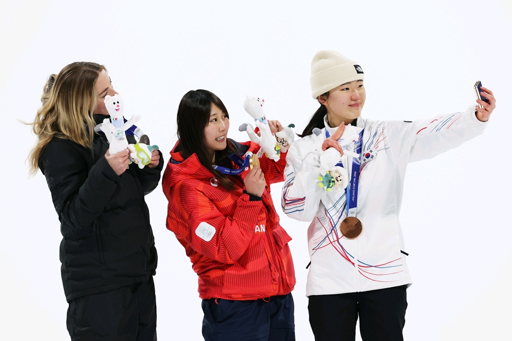 10일(한국시간) 이탈리아 리비뇨 스노파크에서 열린 2026 밀라노·코르티나담페초 동계 올림픽 스노보드 여자 빅에어 시상식에서 금메달 무라세 고코모(일본), 은메달 조이 사도스키 시넛(뉴질랜드), 동메달 유승은(대한민국) 선수가 갤럭시 Z 플립7 올림픽 에디션으로 빅토리 셀피를 찍고 있다.