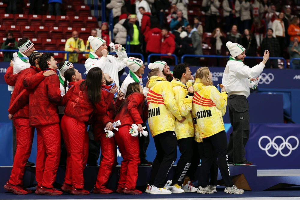 10일(현지시간) 이탈리아 밀라노 아이스스케이팅 아레나에서 열린 2026 밀라노·코르티나담페초 동계 올림픽 쇼트트랙 혼성계주에서 금메달 이탈리아 대표팀, 은메달 캐나다 대표팀, 동메달 벨기에 대표팀 선수들이 빅토리 셀피를 찍고 있다.