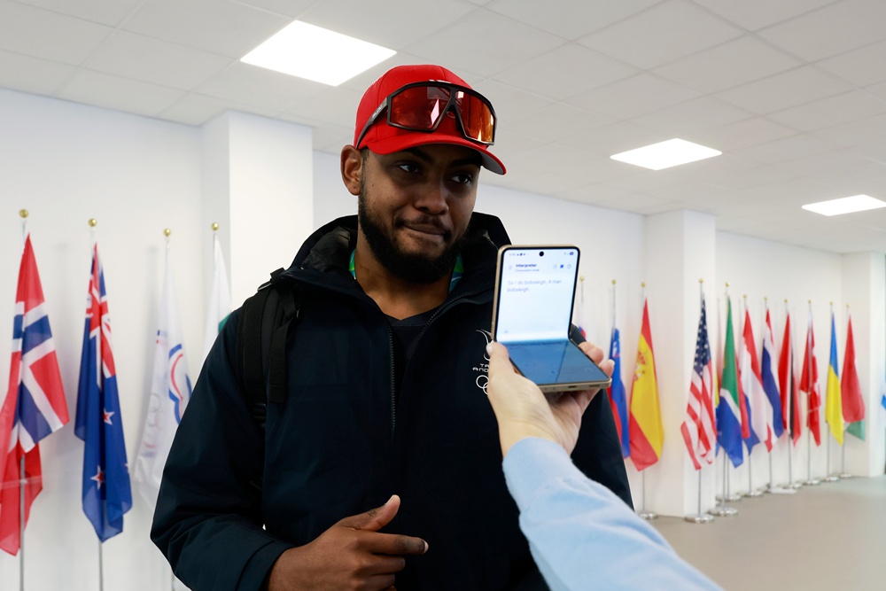 자베리 윌리엄스는 선수촌에서 동료 선수들과 소통할 때 통역 기능을 활용한다.
