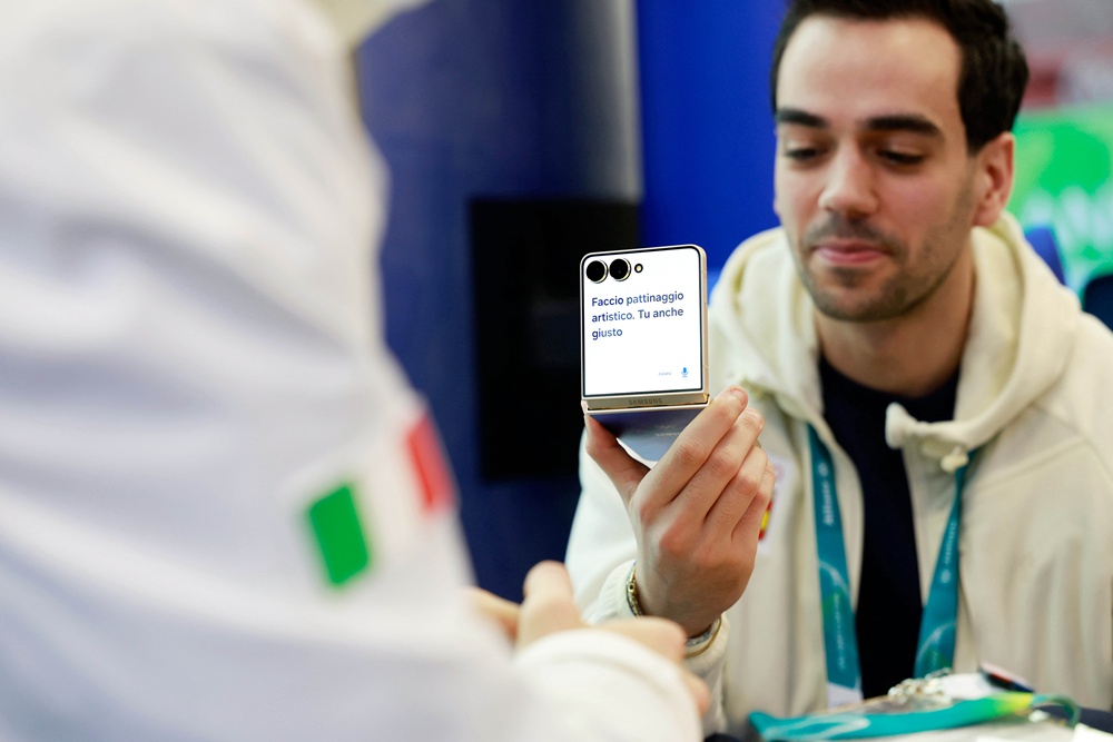 토마스 구아리노 사바테는 선수촌에서 다른 언어를 구사하는 선수들과 소통하기 위해 통역 기능을 활용한다.