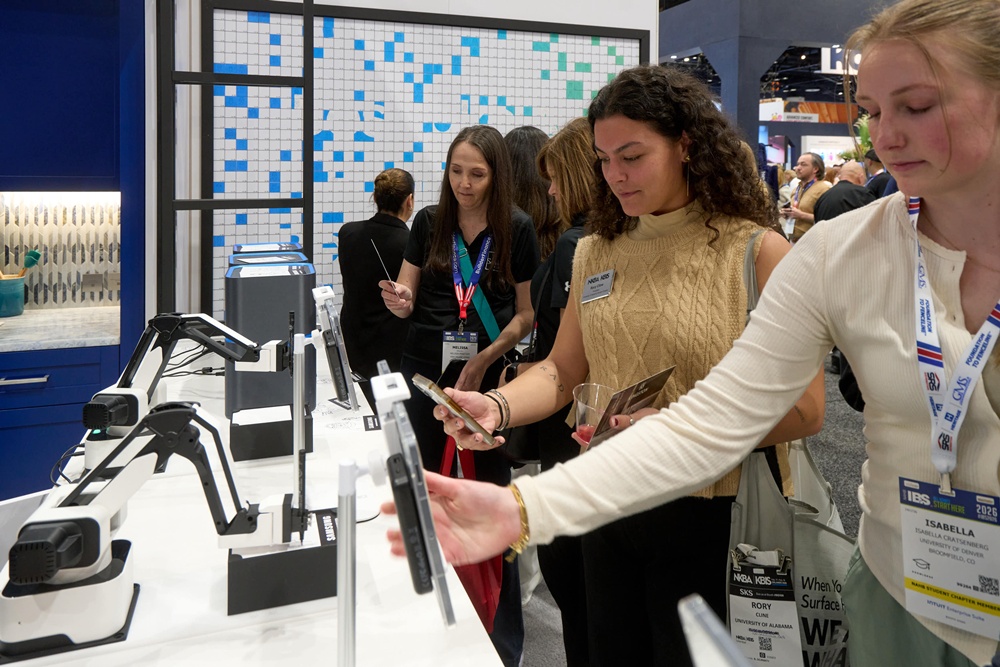 'KBIS 2026(The Kitchen & Bath Industry Show 2026)'에서 '비스포크 AI 가전'과 럭셔리 빌트인 '데이코(Dacor)' 라인업을 구경하고 있다.