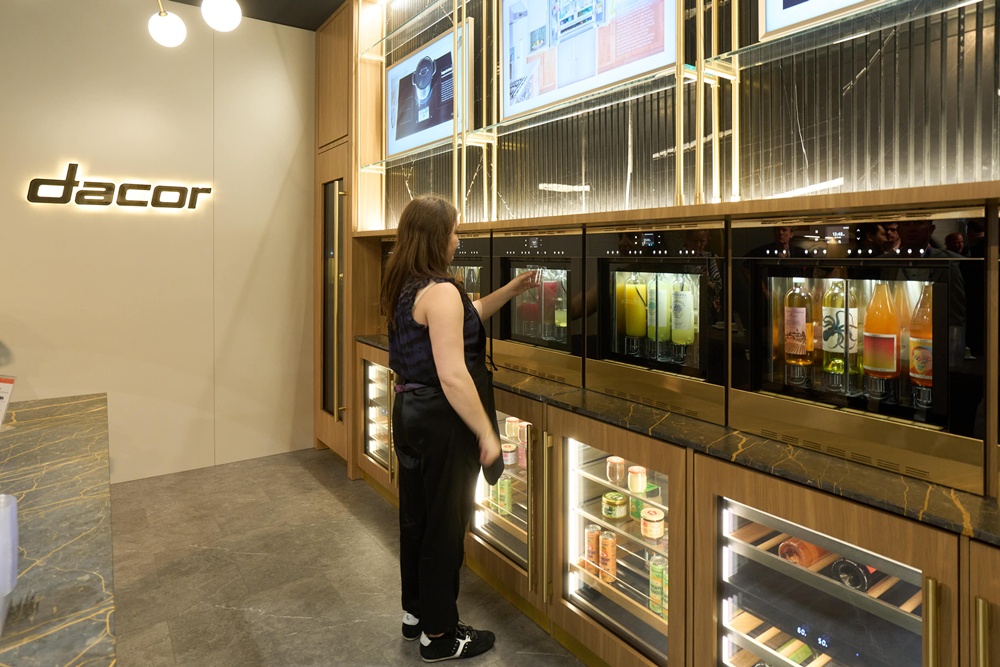 미국 플로리다주 올란도에서 열린  북미 최대 규모의 주방∙욕실 전시회 'KBIS 2026(The Kitchen & Bath Industry Show 2026)'에서 '비스포크 AI 가전'과 럭셔리 빌트인 '데이코(Dacor)' 라인업을 구경하고 있는 관람객.