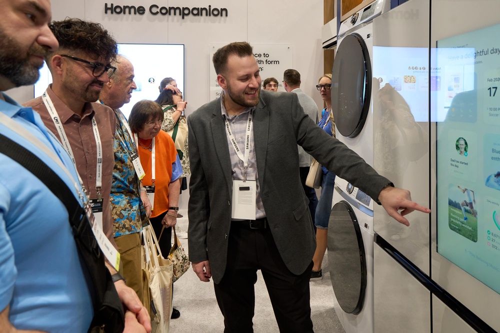 관람객이 미국 플로리다주 올란도에서 열린 북미 최대 규모의 주방∙욕실 전시회 'KBIS 2026(The Kitchen & Bath Industry Show 2026)'에서 '비스포크 AI 가전'과 럭셔리 빌트인 '데이코(Dacor)' 라인업을 구경하고 있다.