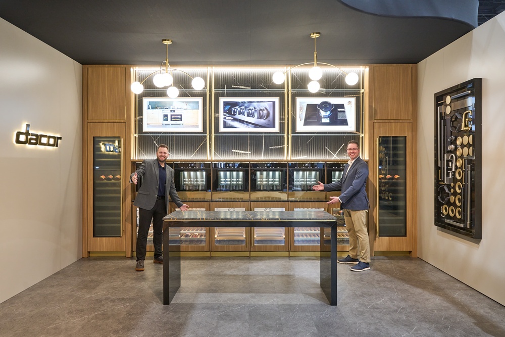 삼성전자 직원이 미국 플로리다주 올란도에서 열린 북미 최대 규모의 주방∙욕실 전시회 'KBIS 2026(The Kitchen & Bath Industry Show 2026)'에서 럭셔리 빌트인 '데이코(Dacor)' 와인존을 소개하고 있다.