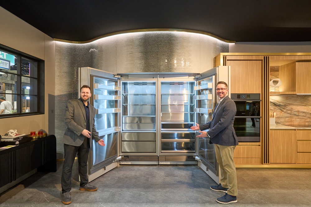 삼성전자 직원이 미국 플로리다주 올란도에서 열린 북미 최대 규모의 주방∙욕실 전시회 'KBIS 2026(The Kitchen & Bath Industry Show 2026)'에서 럭셔리 빌트인 '데이코(Dacor)' 컬럼냉장고를 소개하고 있다.