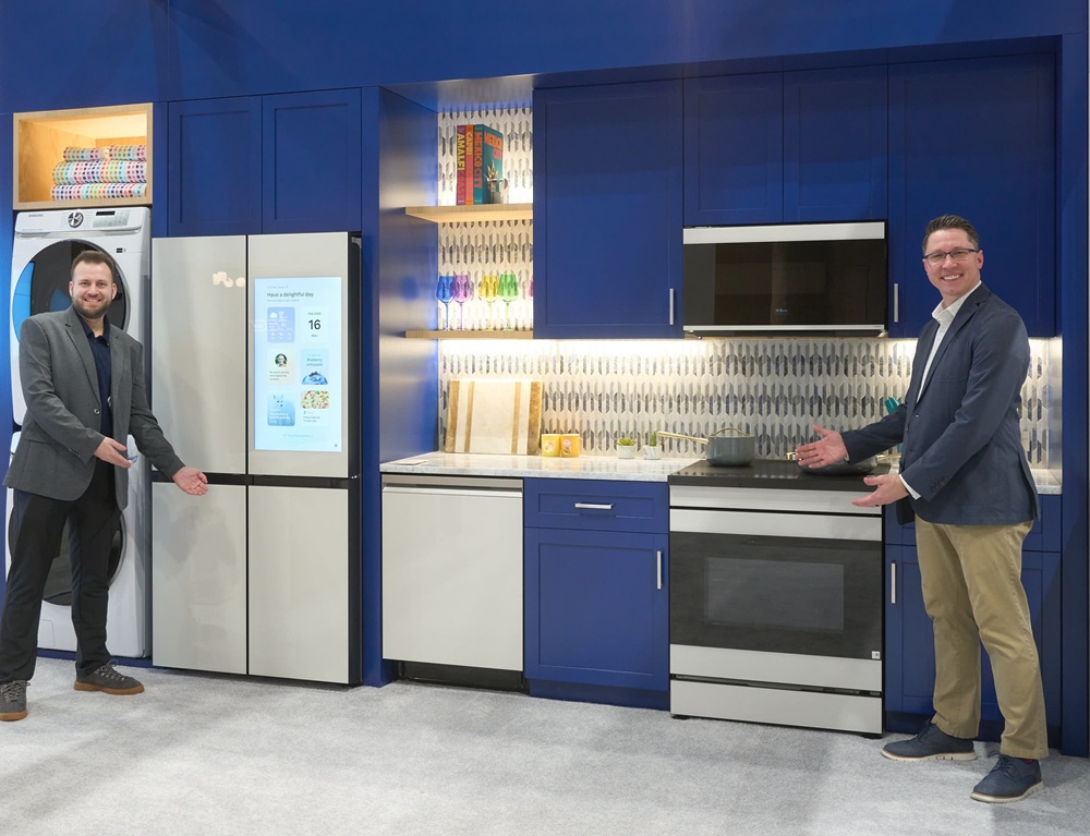 삼성전자 직원이 미국 플로리다주 올란도에서 열린 북미 최대 규모의 주방∙욕실 전시회 'KBIS 2026(The Kitchen & Bath Industry Show 2026)'에서 비스포크 AI 가전을 소개하고 있다