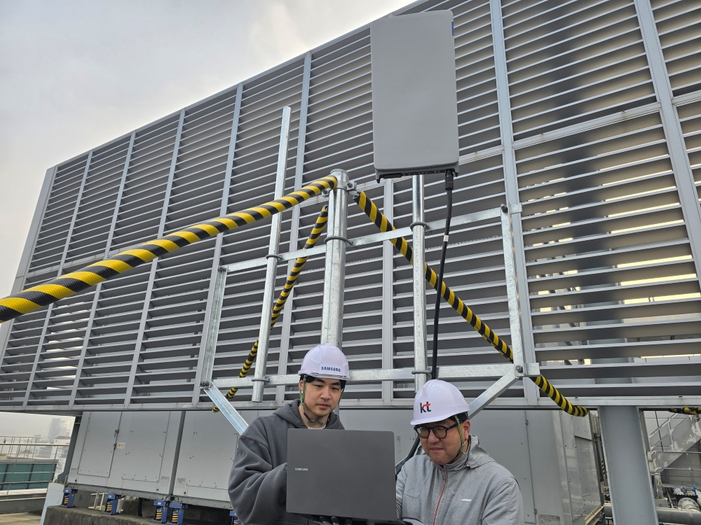 삼성전자 차세대통신연구센터와 KT 연구진이 서울 우면동 소재 삼성전자 서울R&D캠퍼스에서 초고집적 다중 안테나 기술을 검증하고 있다.
