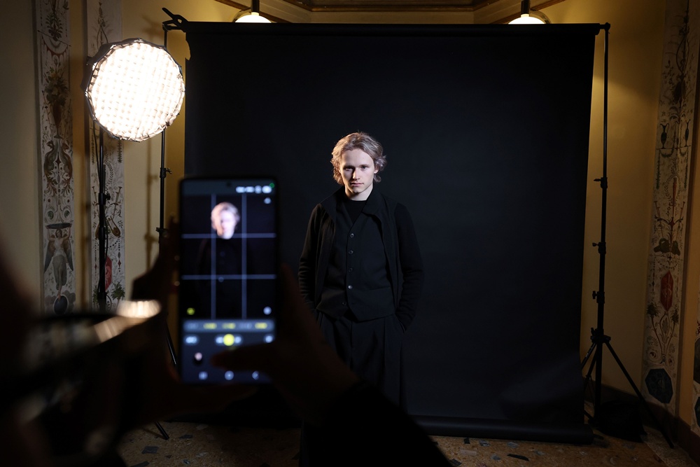 팀 삼성 갤럭시 일리야 말리닌(Ilia Malinin, 미국) 선수가 ‘화이팅 나이트’ 행사에서 빅토리 프로필을 촬영하고 있다.