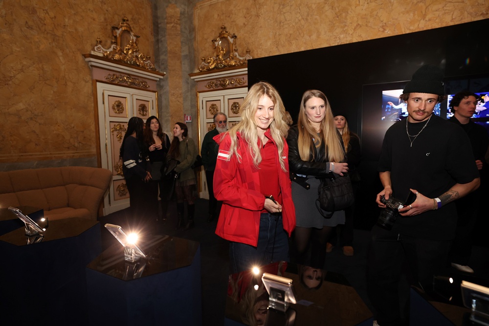 팀 삼성 갤럭시 아나 가서(Anna Gasser, 오스트리아) 선수가 ‘화이팅 나이트’ 행사에서 역대 올림픽 에디션 폰 전시를 관람하고 있다.