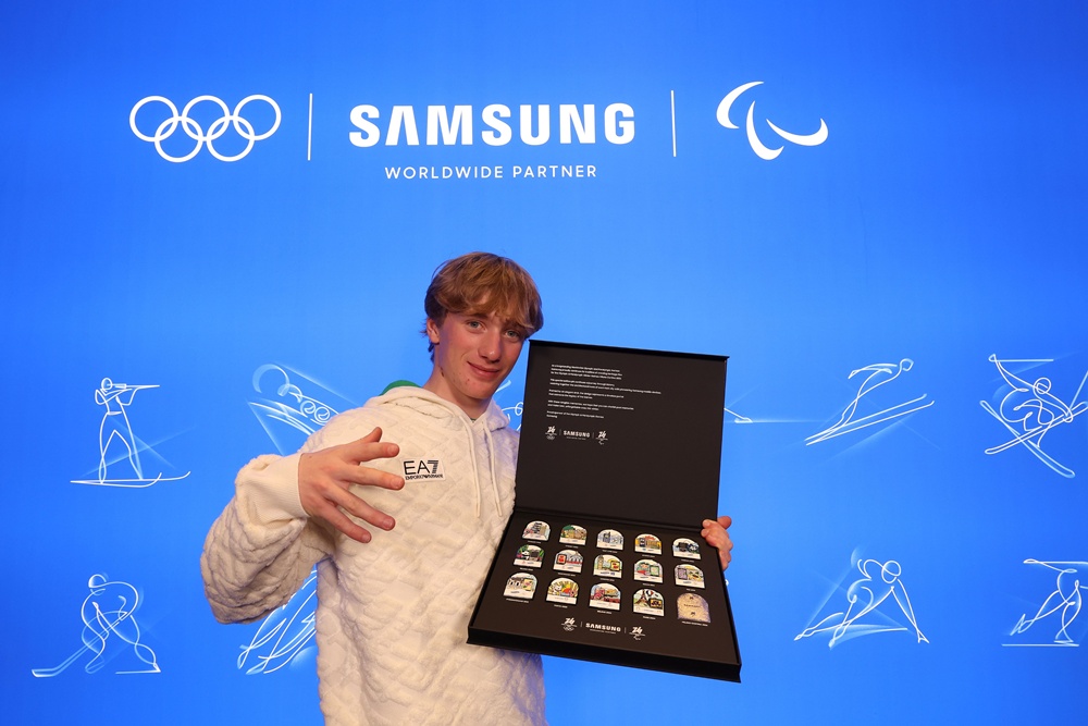 팀 삼성 갤럭시 미로 타바넬리(Miro Tabanelli, 이탈리아) 선수가 ‘화이팅 나이트’ 행사에서 올림픽 핀세트를 받고 기념 촬영을 하고 있다.